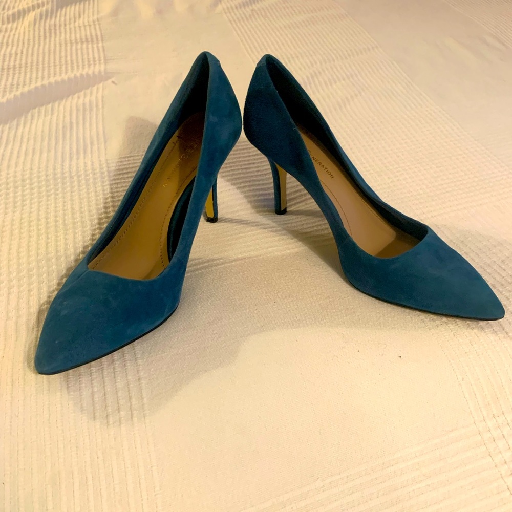 BCBG Size 7 Blue Suede Pumps